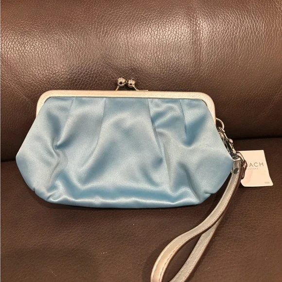 Coach Kisslock Wristlet *RARE* - Picture 2 of 4